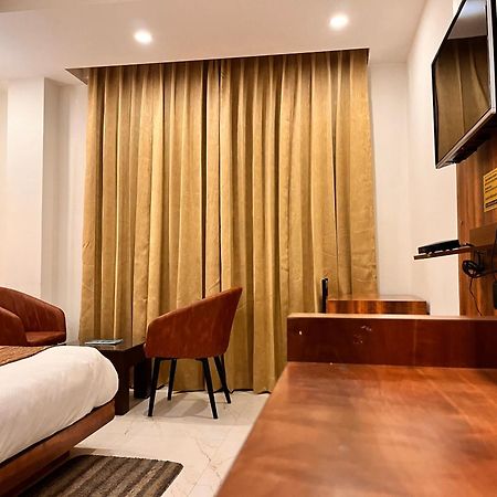 Hotel The Onix Дехрадун Екстериор снимка