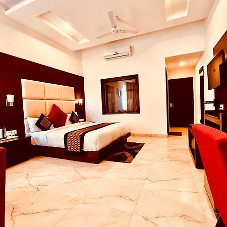 Hotel The Onix Дехрадун Екстериор снимка
