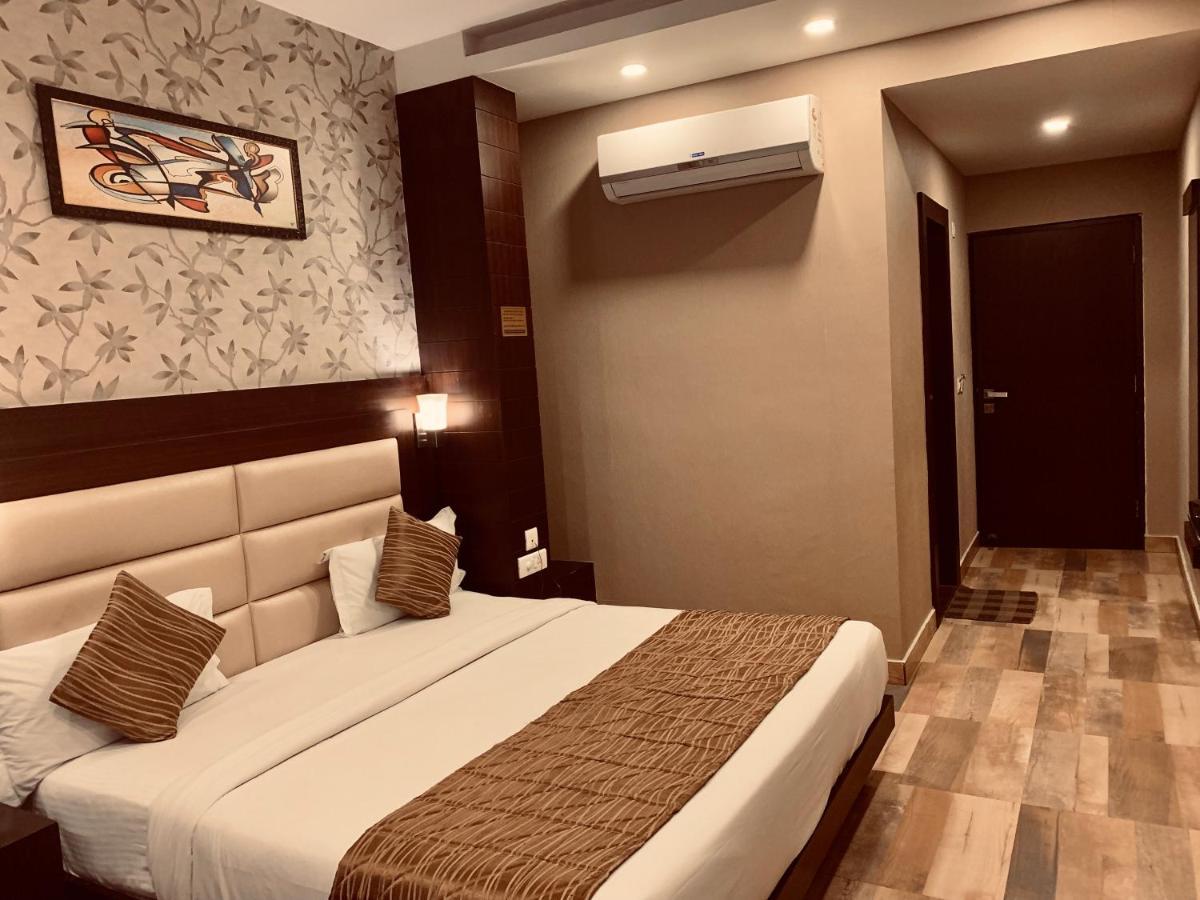 Hotel The Onix Дехрадун Екстериор снимка
