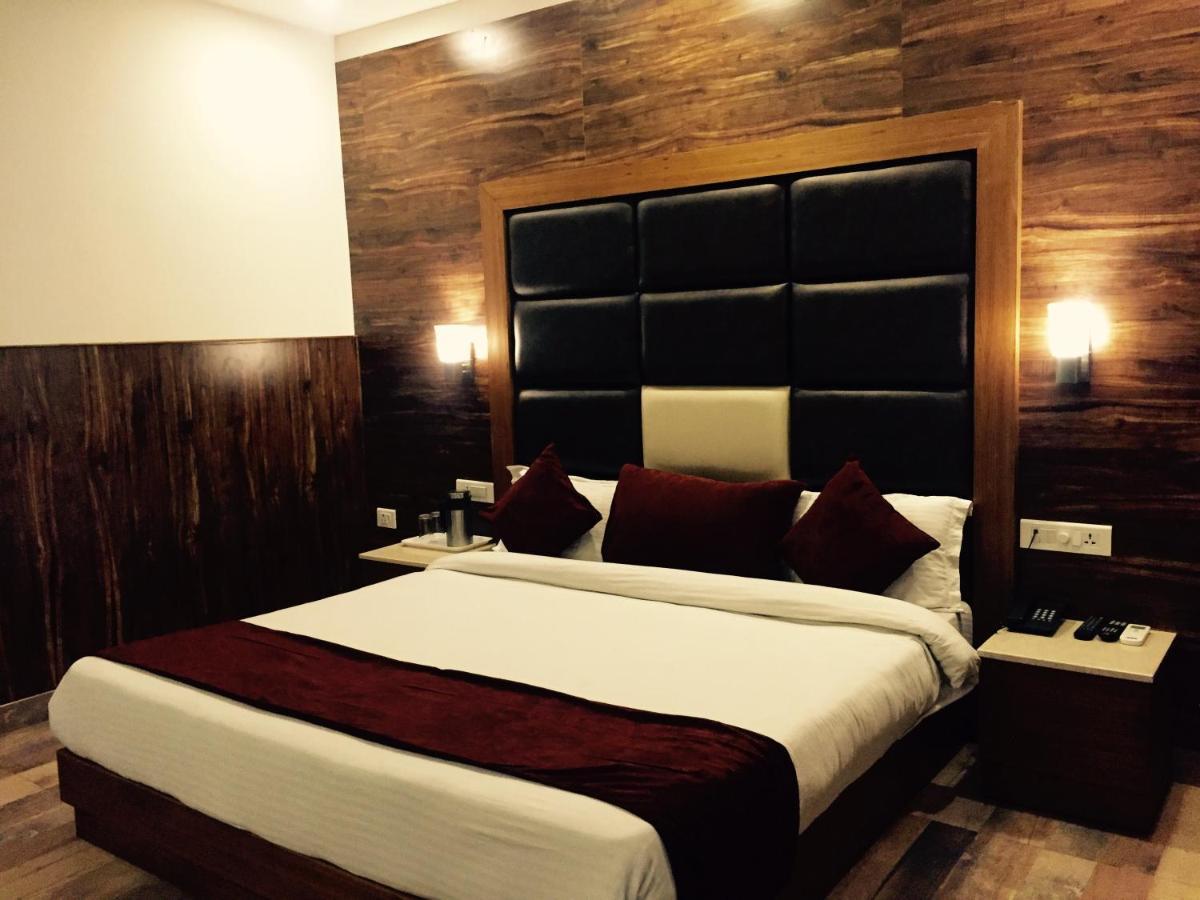 Hotel The Onix Дехрадун Екстериор снимка