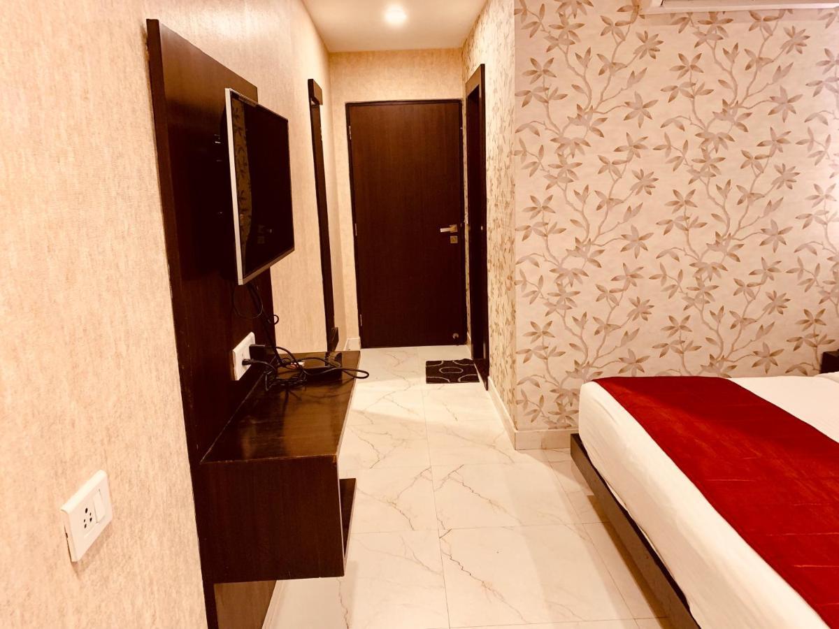 Hotel The Onix Дехрадун Екстериор снимка