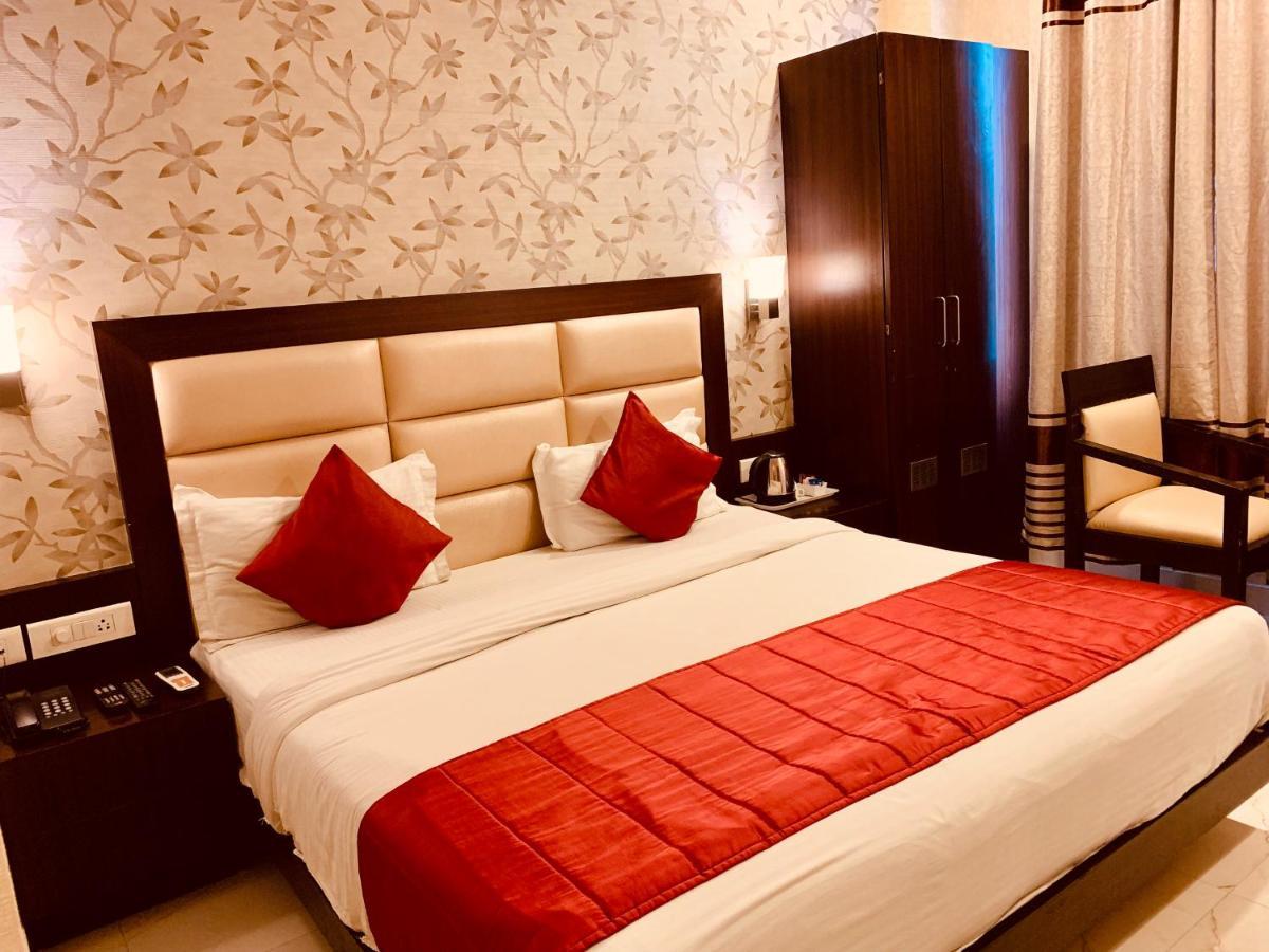 Hotel The Onix Дехрадун Екстериор снимка