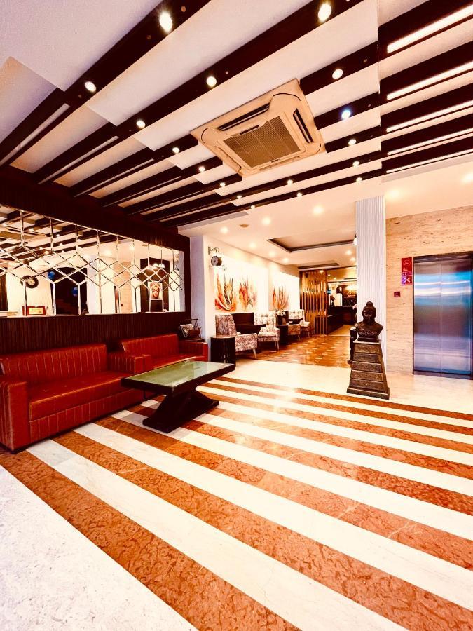 Hotel The Onix Дехрадун Екстериор снимка