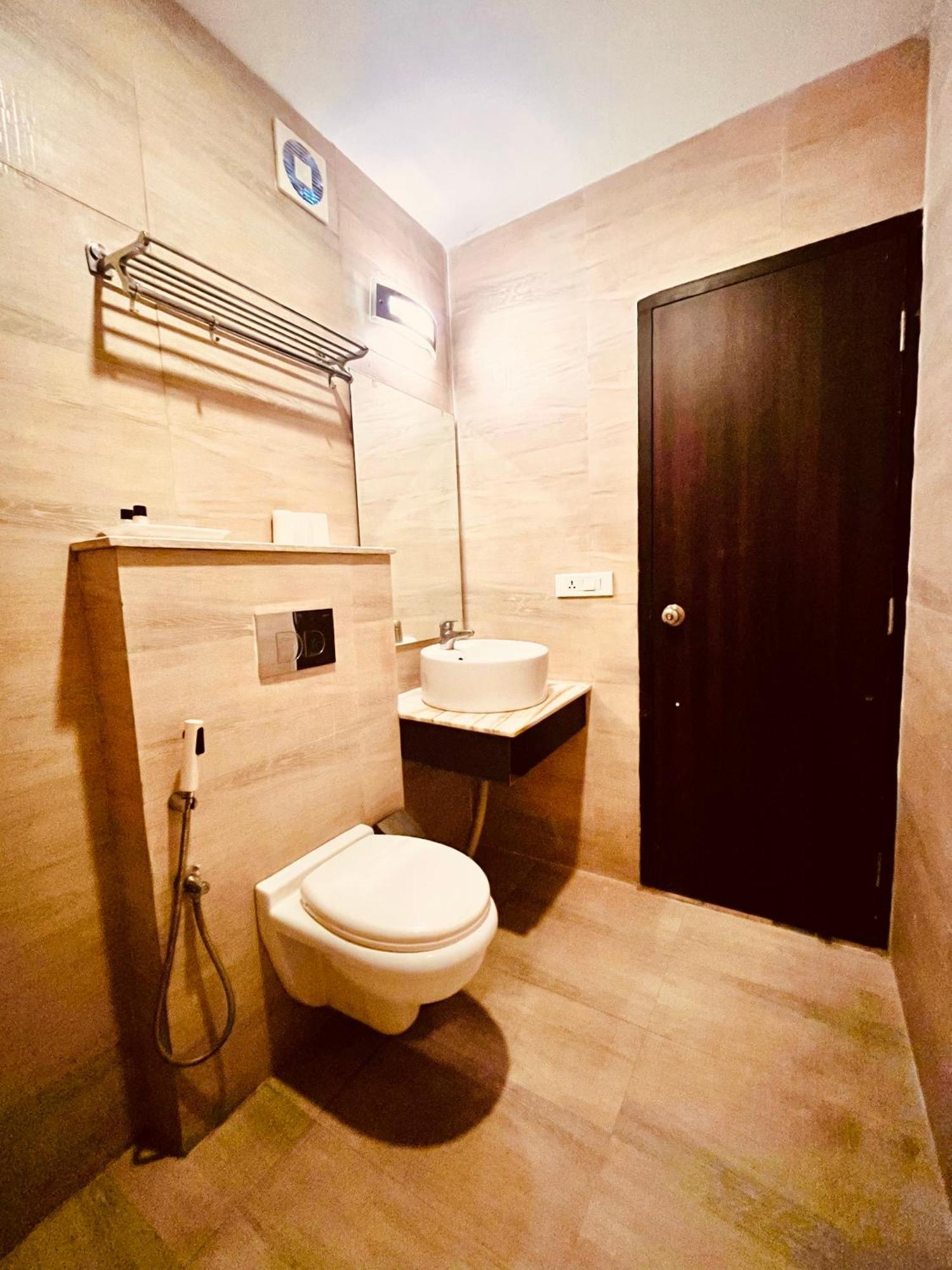Hotel The Onix Дехрадун Екстериор снимка
