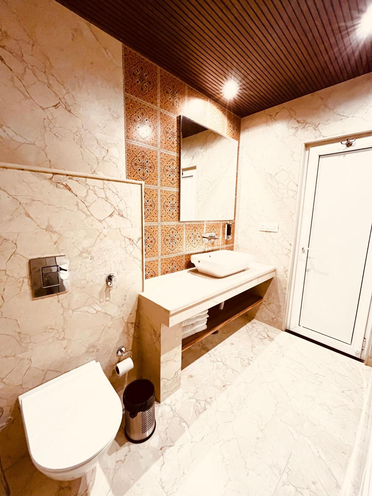Hotel The Onix Дехрадун Екстериор снимка