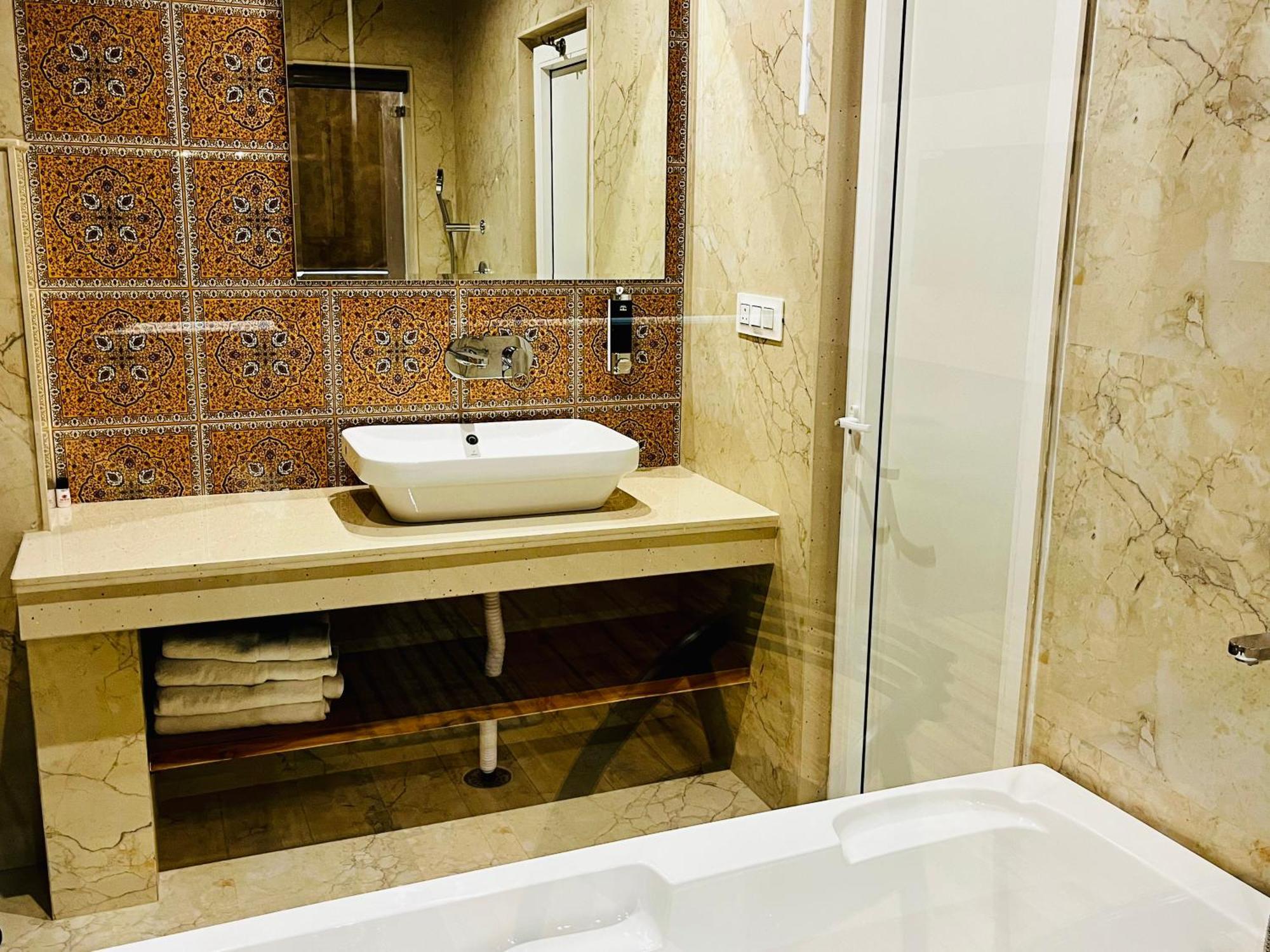 Hotel The Onix Дехрадун Екстериор снимка
