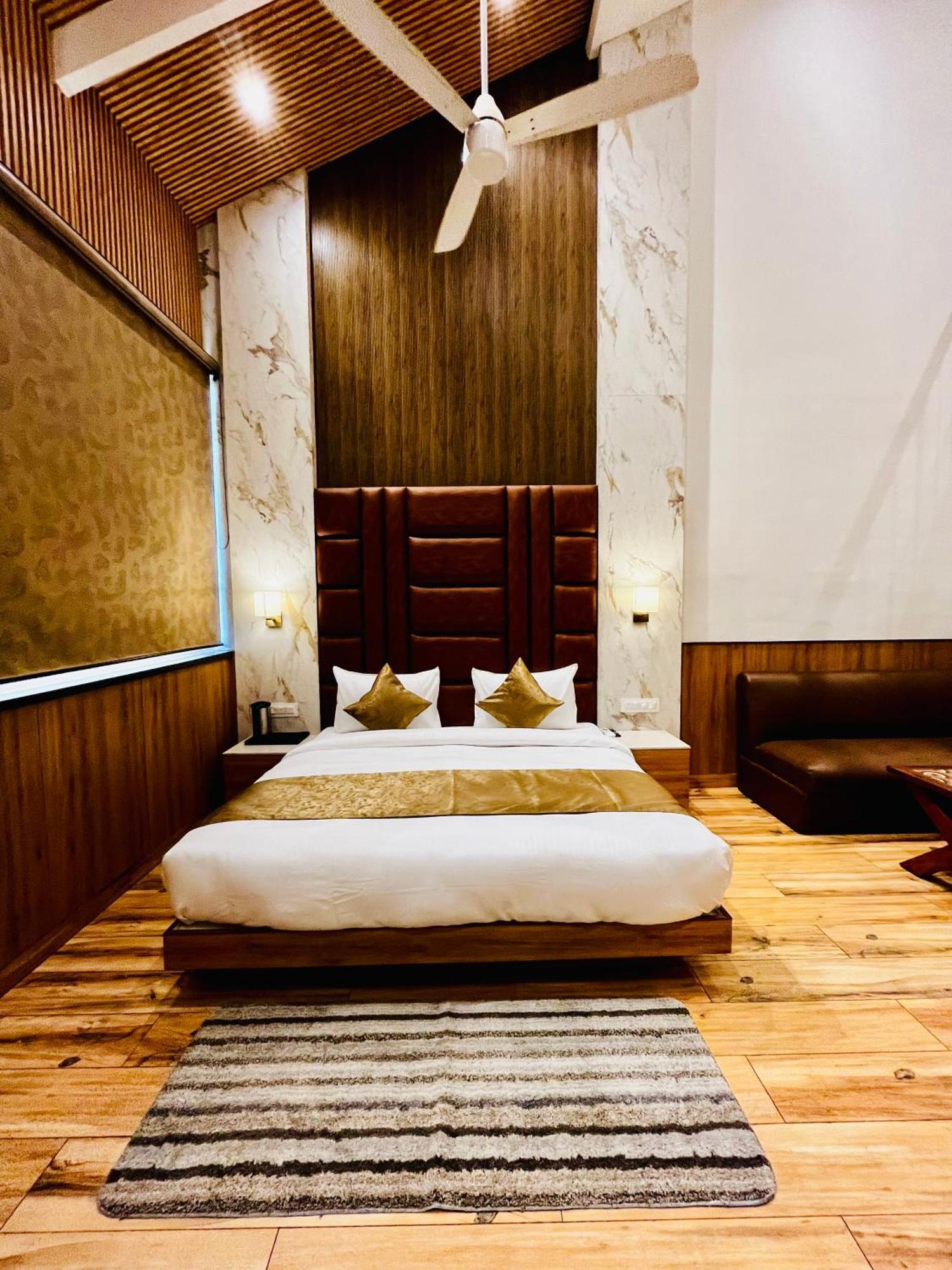 Hotel The Onix Дехрадун Екстериор снимка