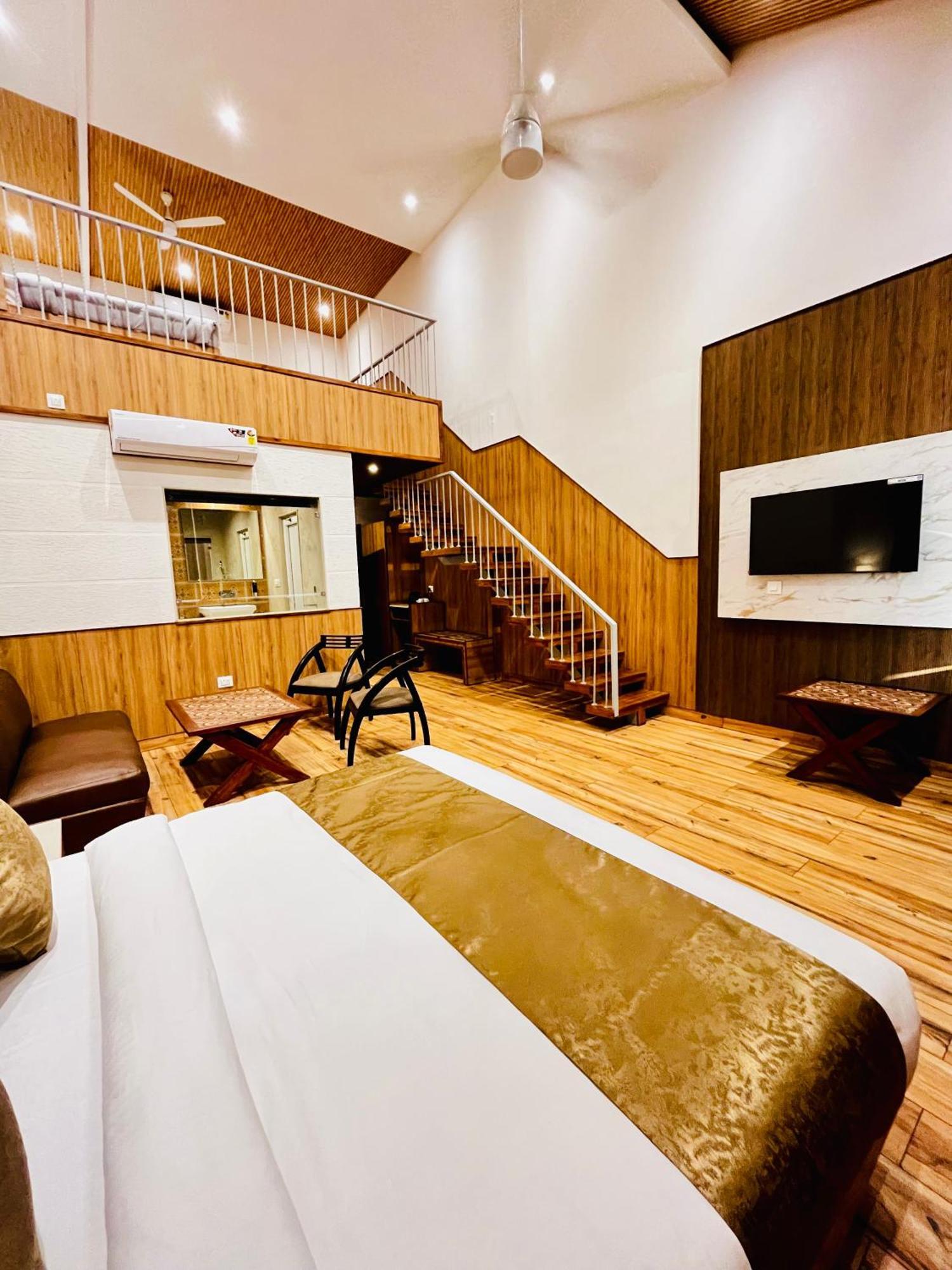 Hotel The Onix Дехрадун Екстериор снимка