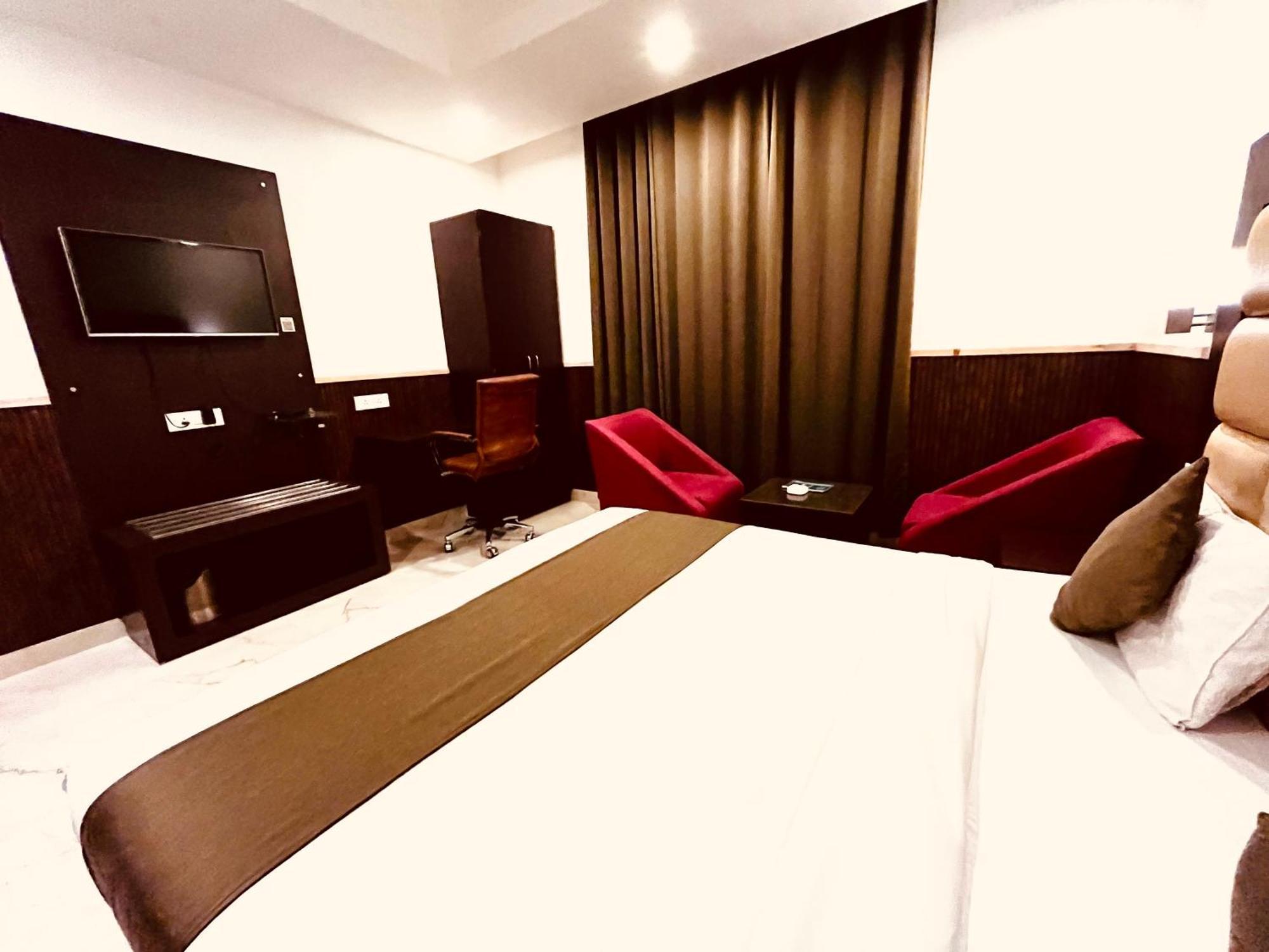 Hotel The Onix Дехрадун Екстериор снимка