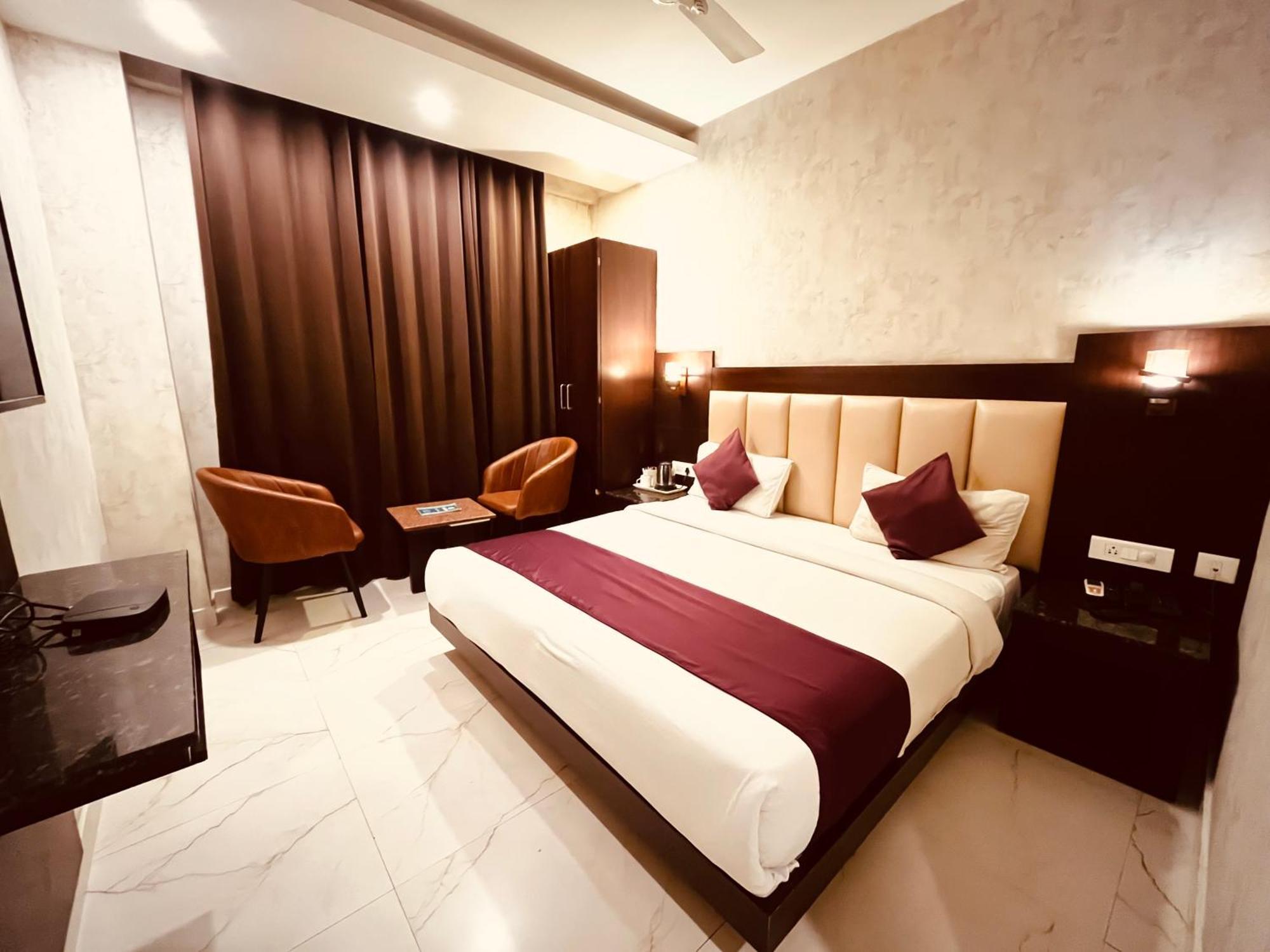Hotel The Onix Дехрадун Екстериор снимка