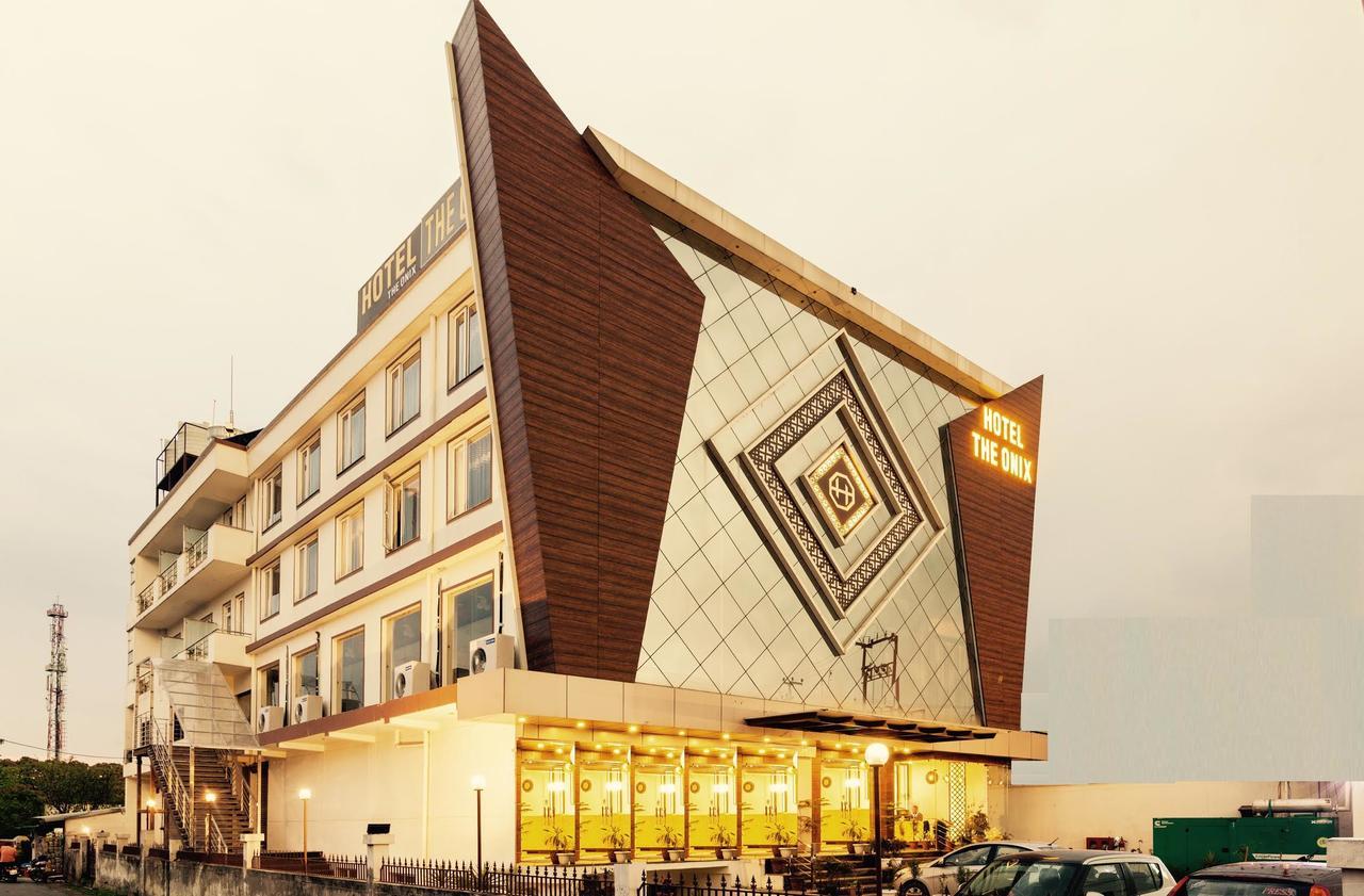 Hotel The Onix Дехрадун Екстериор снимка