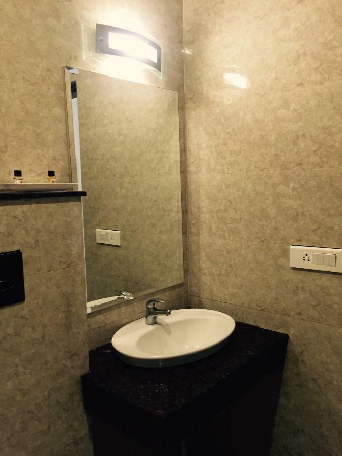 Hotel The Onix Дехрадун Екстериор снимка